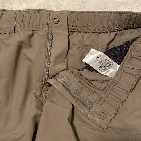 Columbia Women’s Shorts Size Medium Never Worn - Picture 6 of 9